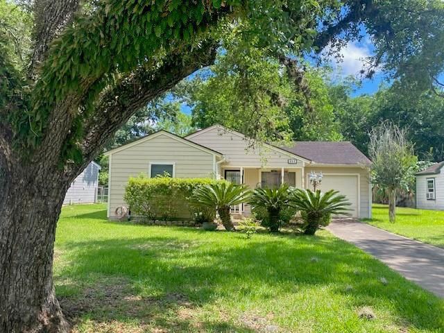 632 Kyle Street, Angleton, TX 77515