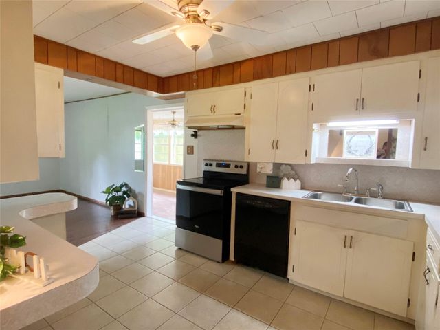 632 Kyle Street, Angleton, TX 77515