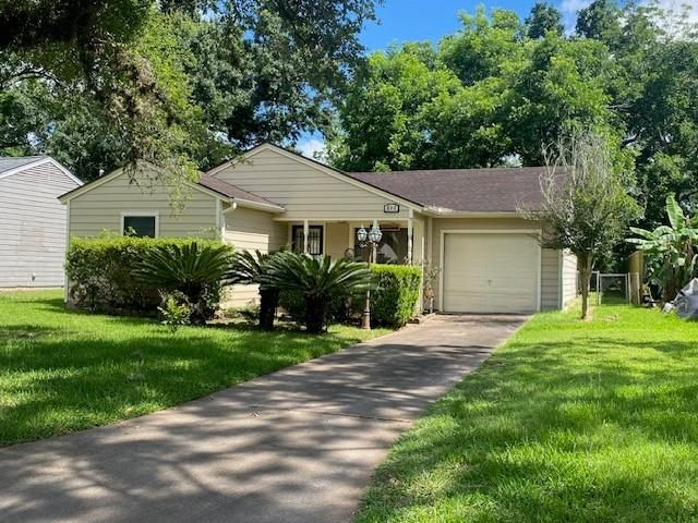 632 Kyle Street, Angleton, TX 77515
