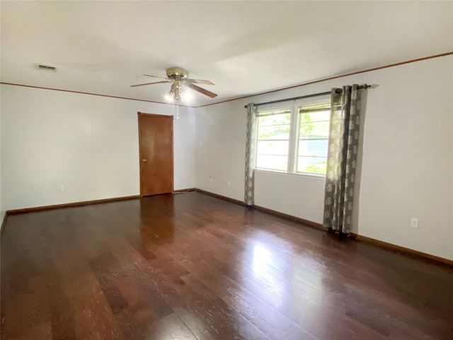 632 Kyle Street, Angleton, TX 77515
