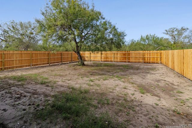 806 W HUNTINGTON ST, Beeville, TX 78102