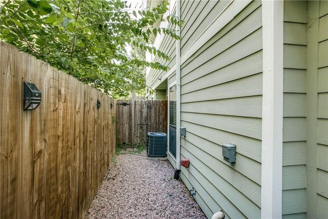 2415 Stutz Drive D, Dallas, TX 75235