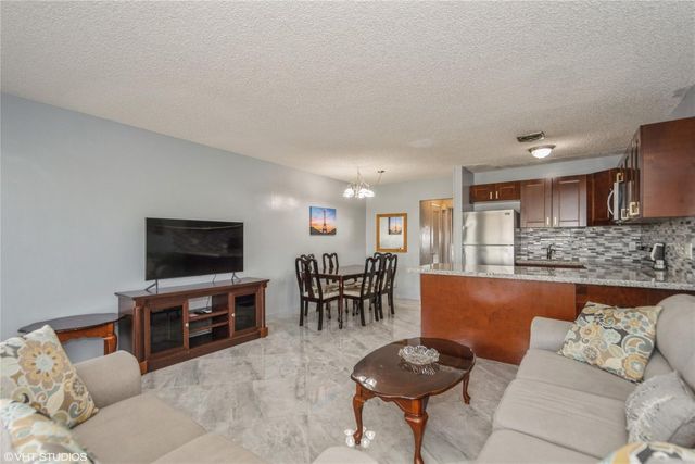 800 SW 11th Avenue 17, Hallandale Beach, FL 33009