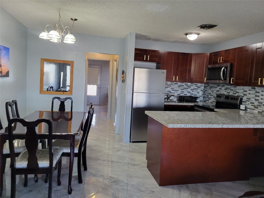 800 SW 11th Avenue 17, Hallandale Beach, FL 33009