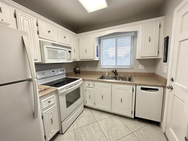 6 GARDEN Street 204P, Tequesta, FL 33469