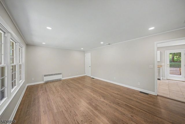 51 Park Ave, Newton Town, NJ 07860