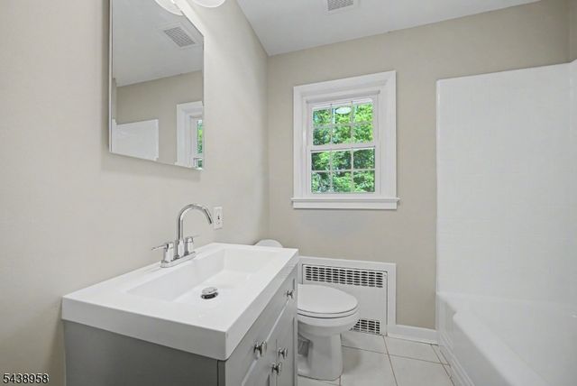 51 Park Ave, Newton Town, NJ 07860