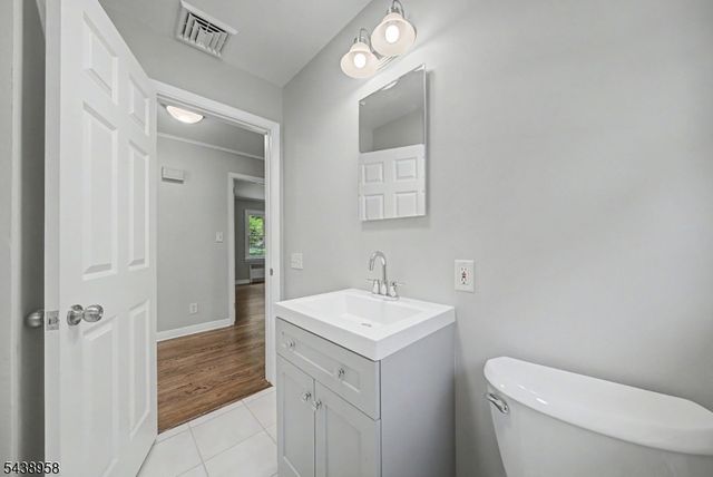 51 Park Ave, Newton Town, NJ 07860