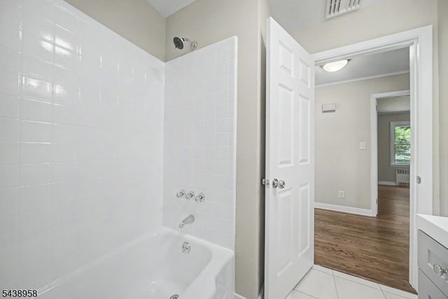 51 Park Ave, Newton Town, NJ 07860