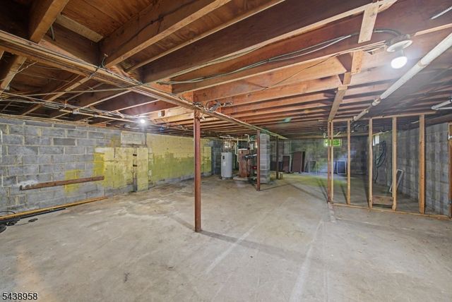 51 Park Ave, Newton Town, NJ 07860