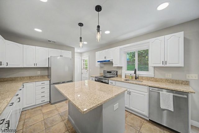 51 Park Ave, Newton Town, NJ 07860