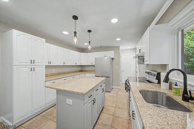 51 Park Ave, Newton Town, NJ 07860