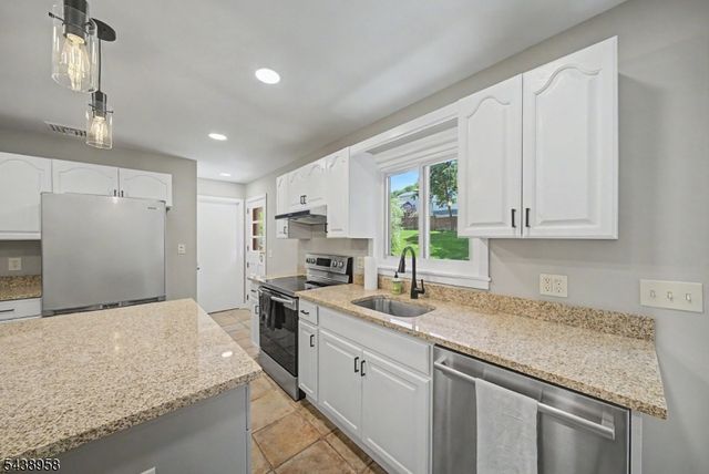 51 Park Ave, Newton Town, NJ 07860