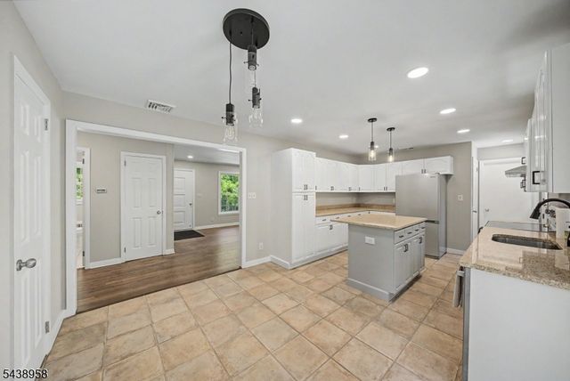 51 Park Ave, Newton Town, NJ 07860
