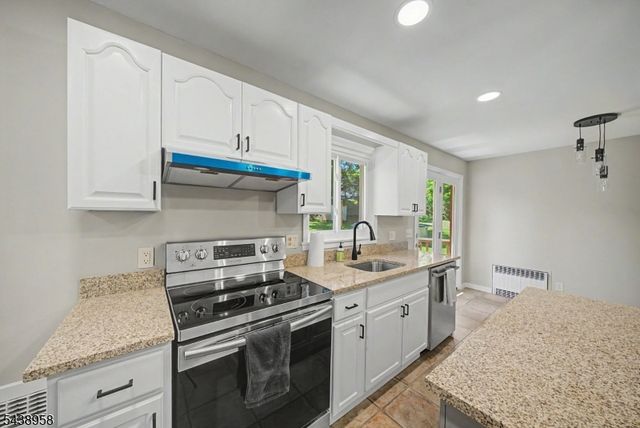 51 Park Ave, Newton Town, NJ 07860