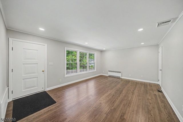 51 Park Ave, Newton Town, NJ 07860