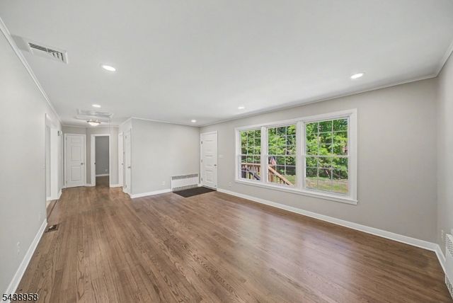 51 Park Ave, Newton Town, NJ 07860