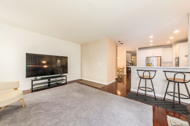 104 Brickton Place, Park Ridge, IL 60068