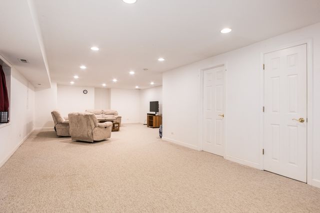 104 Brickton Place, Park Ridge, IL 60068