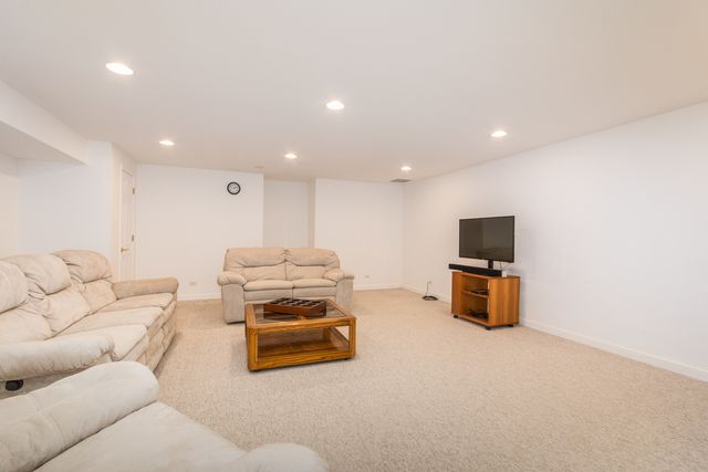104 Brickton Place, Park Ridge, IL 60068