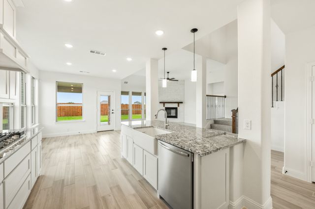 925 Cannes Drive, Red Oak, TX 75154