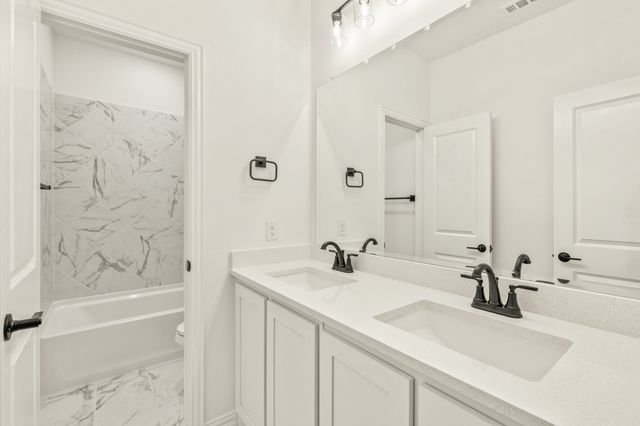 925 Cannes Drive, Red Oak, TX 75154