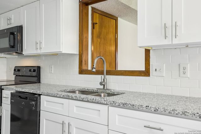 1703 Autumn Woods St, San Antonio, TX 78232