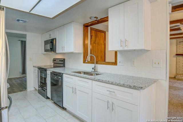 1703 Autumn Woods St, San Antonio, TX 78232