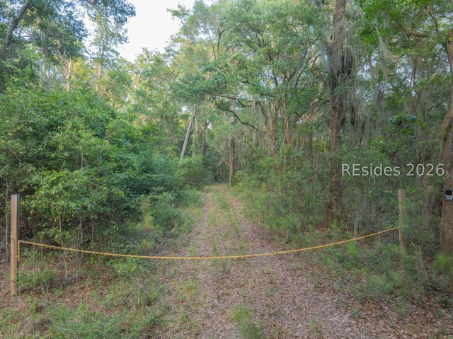 39 Creek House Ln, St Helena Island, SC 29920