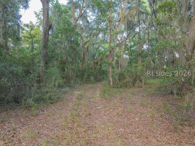 39 Creek House Ln, St Helena Island, SC 29920
