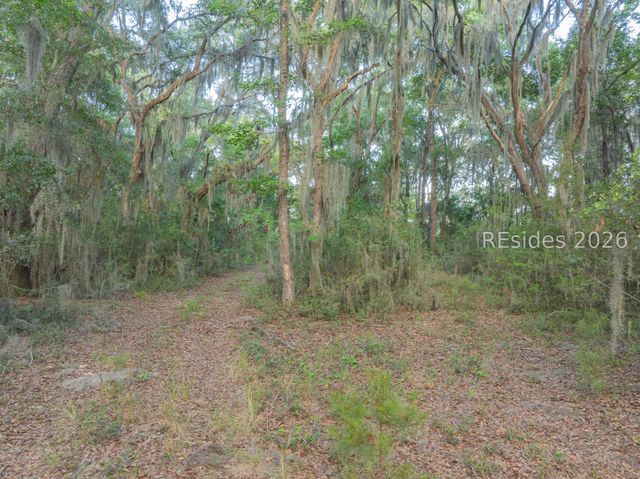 39 Creek House Ln, St Helena Island, SC 29920