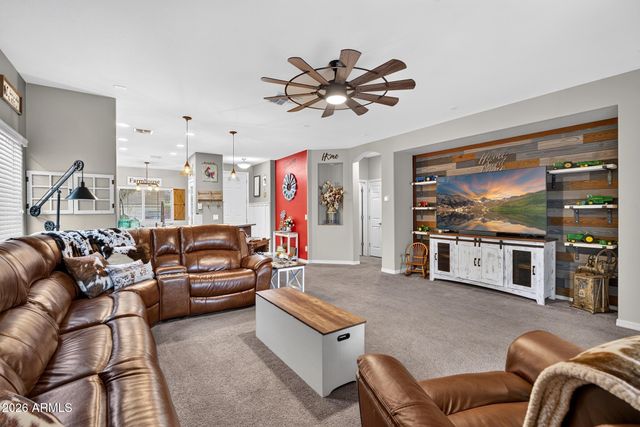 827 W BANYAN Avenue, San Tan Valley, AZ 85140