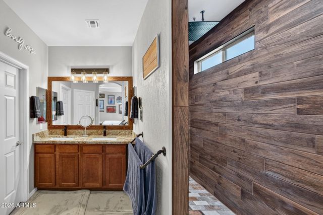 827 W BANYAN Avenue, San Tan Valley, AZ 85140