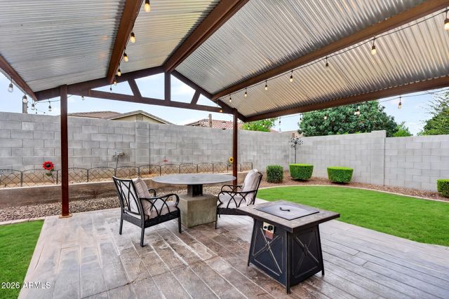 827 W BANYAN Avenue, San Tan Valley, AZ 85140