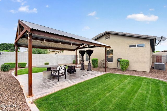 827 W BANYAN Avenue, San Tan Valley, AZ 85140