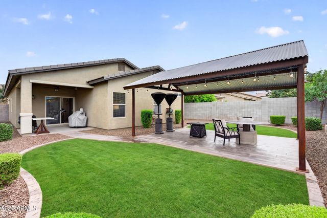 827 W BANYAN Avenue, San Tan Valley, AZ 85140