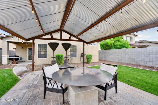 827 W BANYAN Avenue, San Tan Valley, AZ 85140