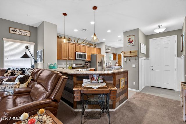 827 W BANYAN Avenue, San Tan Valley, AZ 85140