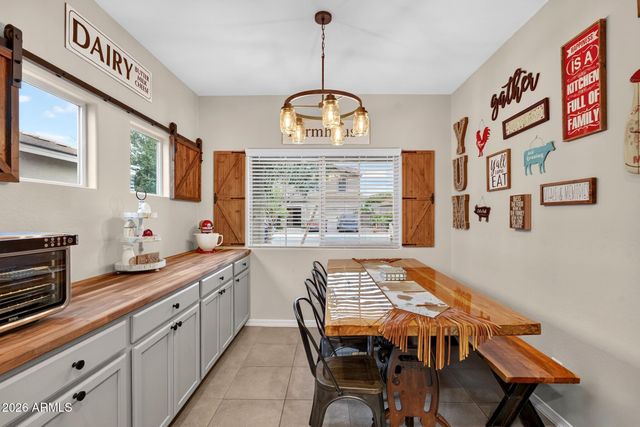 827 W BANYAN Avenue, San Tan Valley, AZ 85140