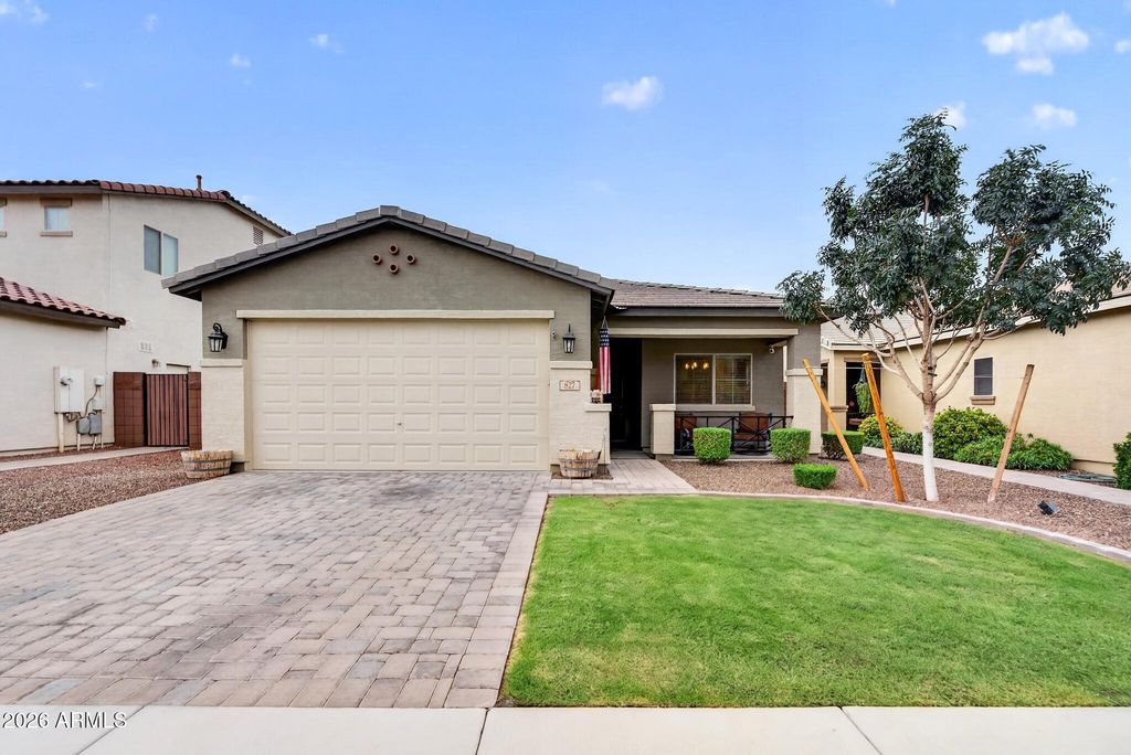 827 W BANYAN Avenue, San Tan Valley, AZ 85140