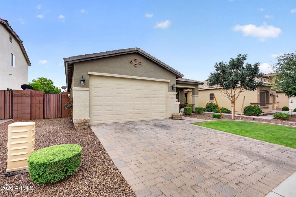 827 W BANYAN Avenue, San Tan Valley, AZ 85140 — photo 2