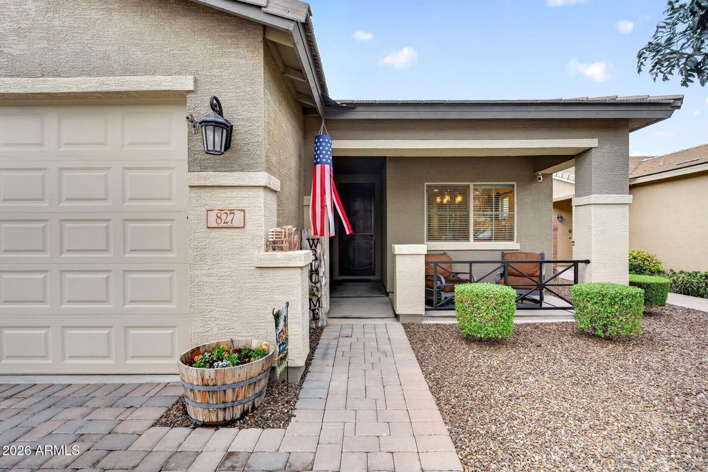 827 W BANYAN Avenue, San Tan Valley, AZ 85140 — photo 4