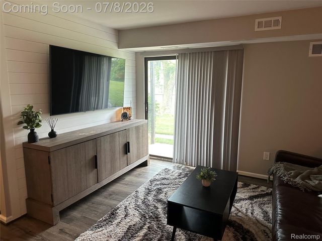 270 E 13 Mile Road 34, Madison Heights, MI 48071