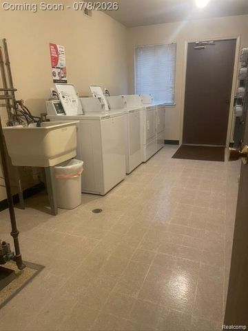 270 E 13 Mile Road 34, Madison Heights, MI 48071