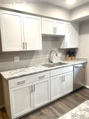 270 E 13 Mile Road 34, Madison Heights, MI 48071