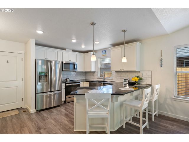 1068 NECARNEY St, Rockaway Beach, OR 97136