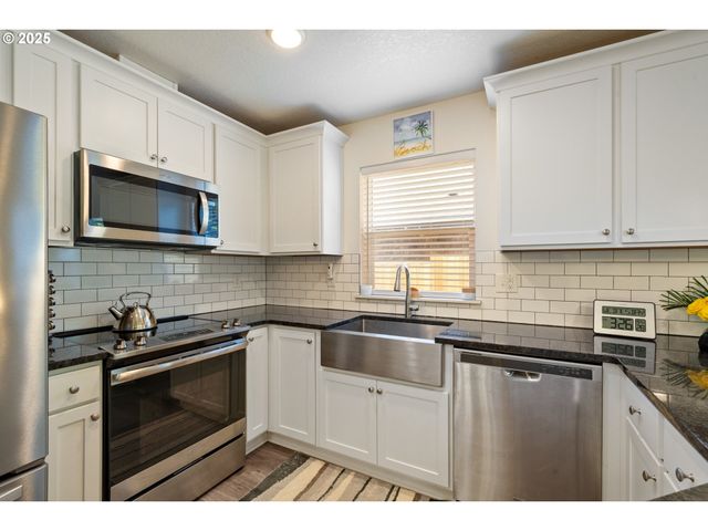 1068 NECARNEY St, Rockaway Beach, OR 97136