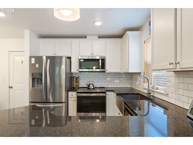 1068 NECARNEY St, Rockaway Beach, OR 97136
