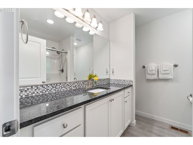 1068 NECARNEY St, Rockaway Beach, OR 97136