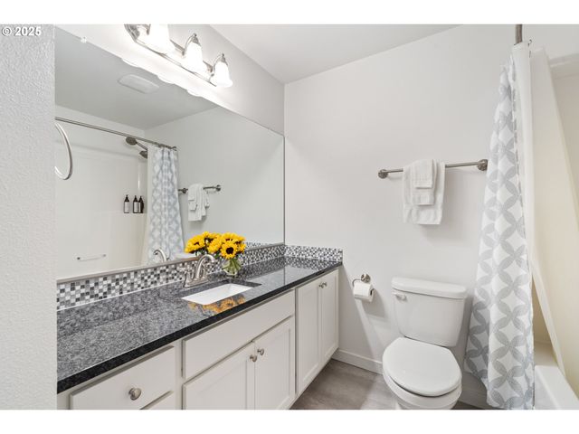 1068 NECARNEY St, Rockaway Beach, OR 97136